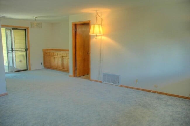 Building Photo - Spacious Renton Rambler w/ a HUGE Backyard!