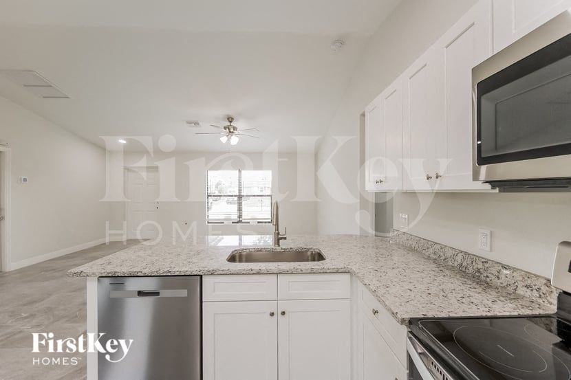 Building Photo - 3200 SE 5th St