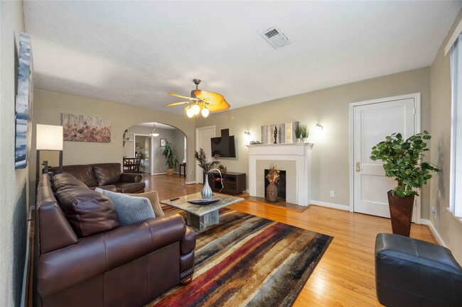 Building Photo - 2104 Winbern St