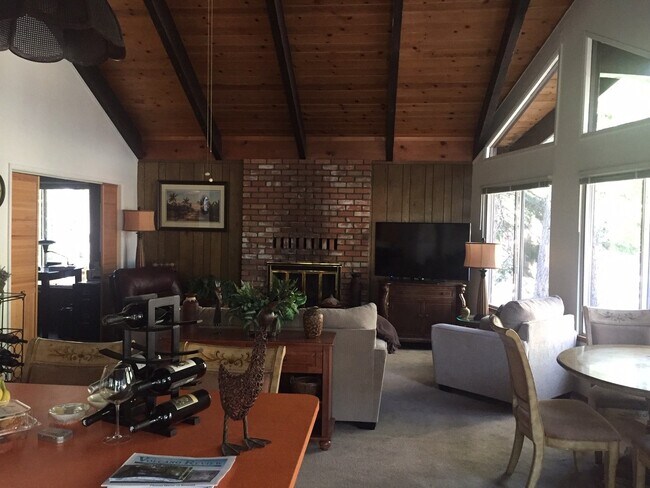 Building Photo - Great Location off Pioneer Trail in South ...