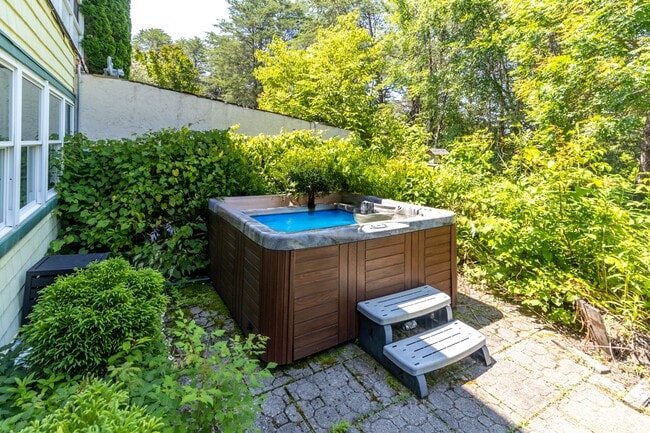 Building Photo - 2084 Allenridge Dr