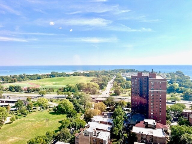 Building Photo - 4343 N Clarendon Ave