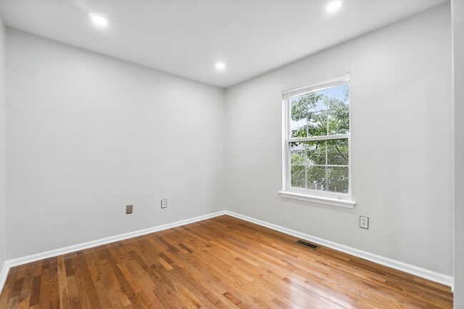 Building Photo - 11 Droyers Pointe Blvd