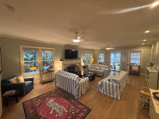 Building Photo - 519 28th St