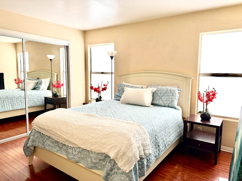 Building Photo - 212 N Catalina Ave