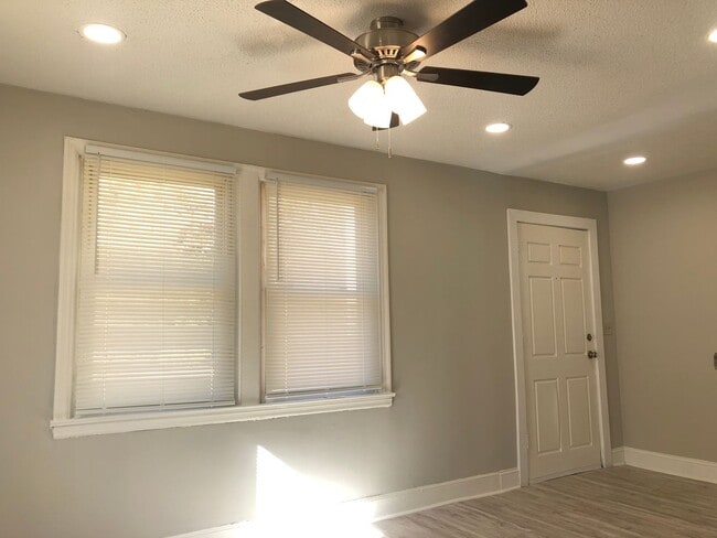 Building Photo - MOVE-IN READY!