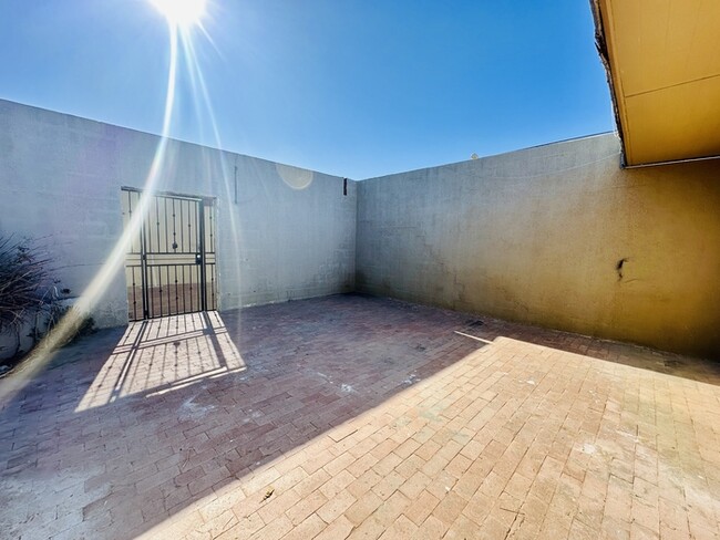Building Photo - Modern Style Renovated 2 Bedroom with Wash...