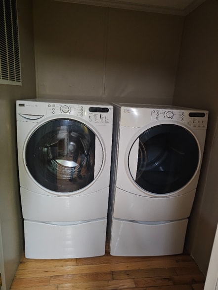 Building Photo - 1574 Armstrong Rd