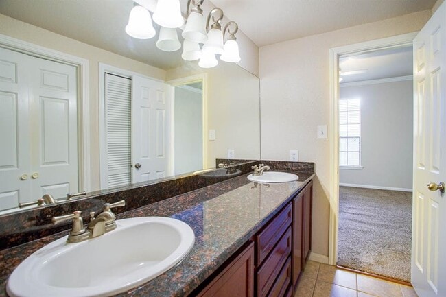 Building Photo - 2255 Braeswood Park Dr