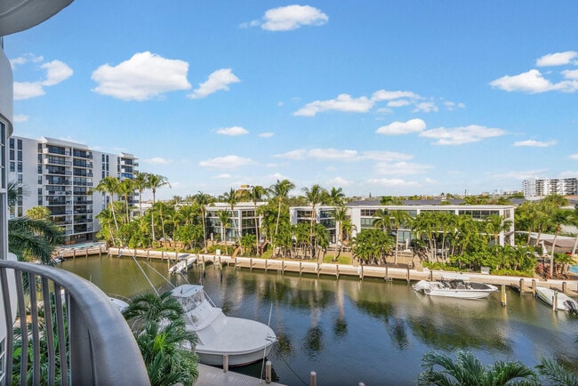 Building Photo - 3051 NE 48th St