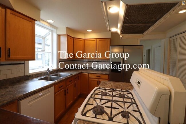 Building Photo - 602 NE Brazee St