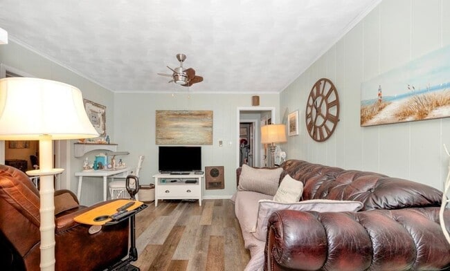 Building Photo - Charming 3 Bedroom, 2 Bathroom Home in Dec...