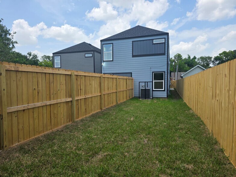 Building Photo - 4702 Baton Rouge St