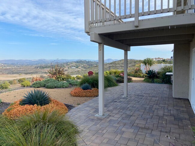Building Photo - Updated 5 Bed, 3 Bath in Lomas Santa Fe Hi...