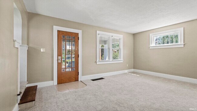 Building Photo - 828 Forest Ave