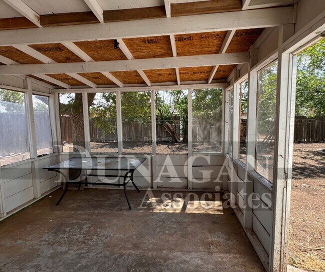 Building Photo - 3 bedroom 1 bath home with updates!
