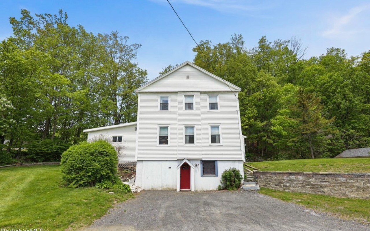 Building Photo - 203-205 Main St