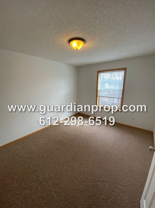 Building Photo - Huge End Unit Townhouse for November 1, Op...