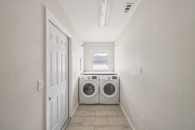 Building Photo - Point View Lane