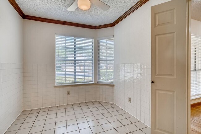 Building Photo - Rare 2 BR/ 2 BA Townhouse in Northwest Hil...