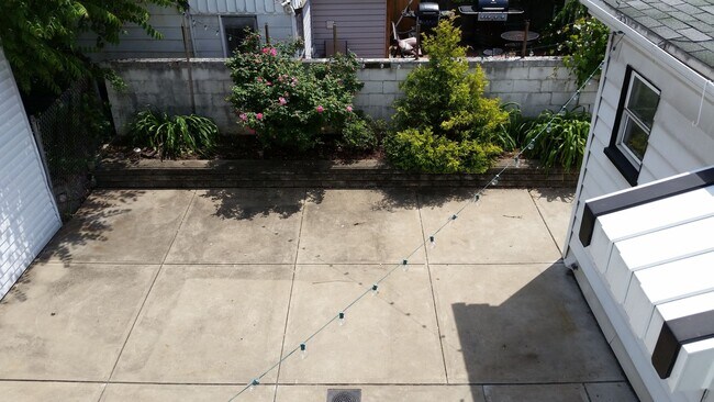 Building Photo - Southside Flats Recently Renovated 3 bedro...