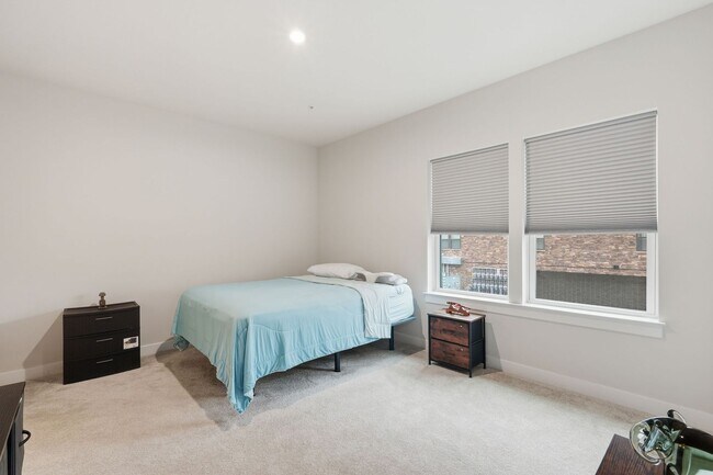 Building Photo - Move right into this immaculate, nearly new 2-bedroom, 2-bath condo offering modern finishes and ...