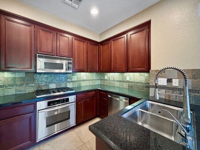 Building Photo - Bright 2BD/2BA Townhouse in Serra Mesa with Balcony, Fireplace & Resort-Style Amenities