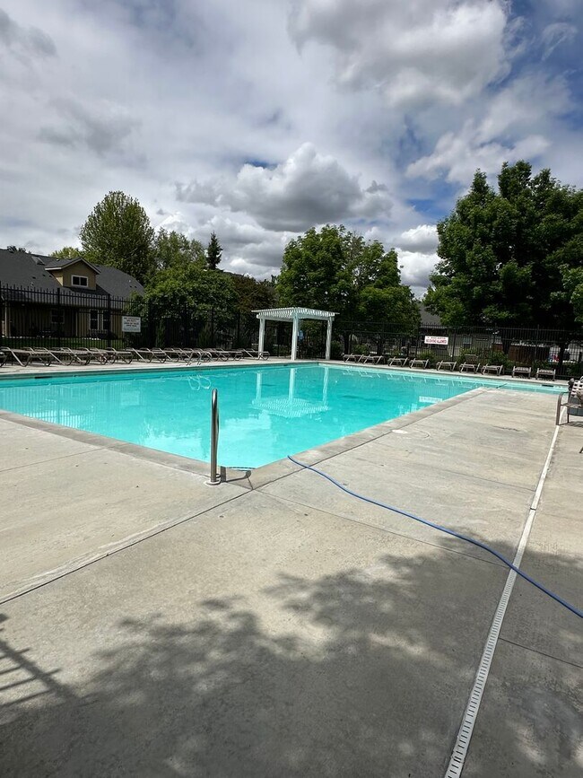 Building Photo - 3 Bedroom 2 Bath Home, New Paint, New LVP ...