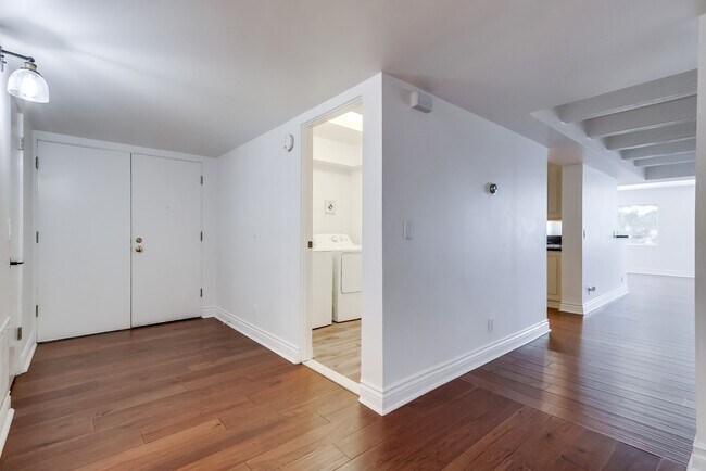 Building Photo - 435 N Oakhurst Dr