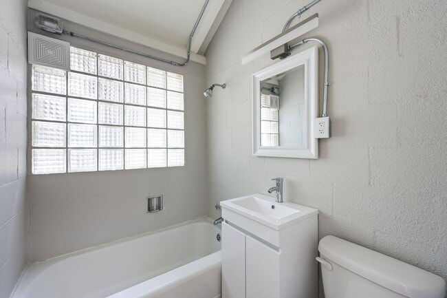 Building Photo - MOVE IN READY! A/C home with 2 bed, 1 bath...