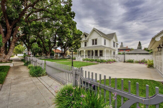 Building Photo - Old Towne Orange