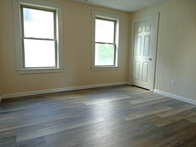 Building Photo - 14 Elm St