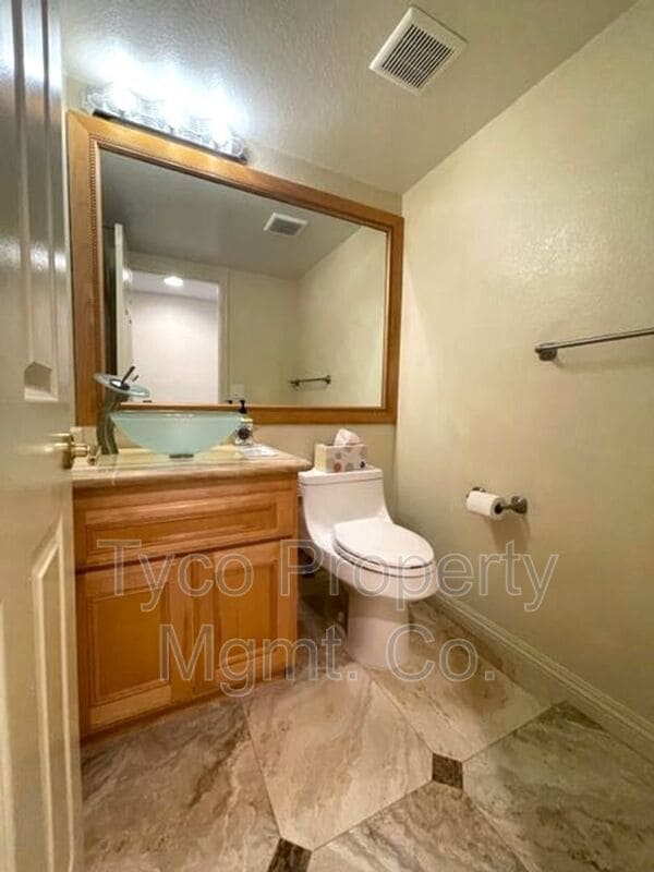 Building Photo - 526 Trailridge Dr