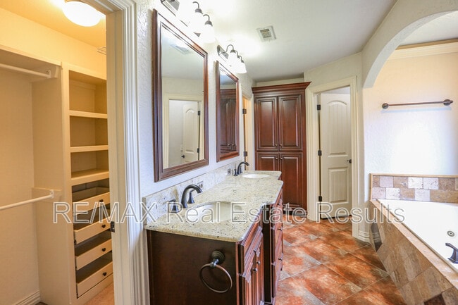 Building Photo - 3505 SW Cranbrook Ave