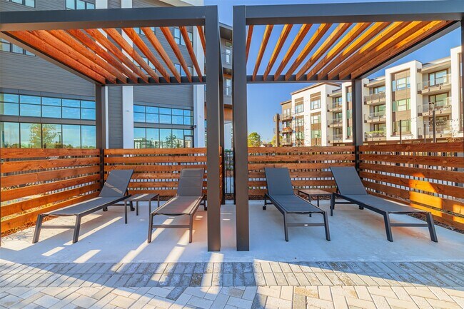 Building Photo - 10505 Deerwood Rd