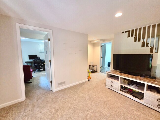 Building Photo - Lovely 4 BR/2 BA Single-Family Home in Sil...