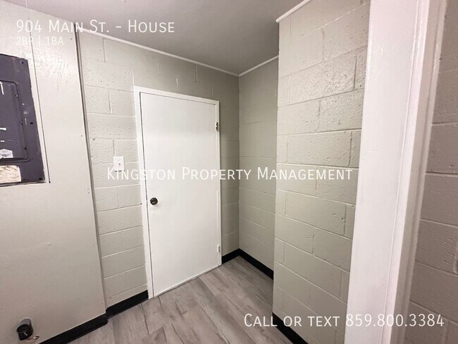 Building Photo - 904 Main St