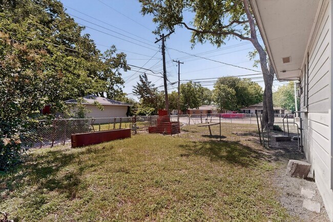 Building Photo - 2104 Hillburn Dr