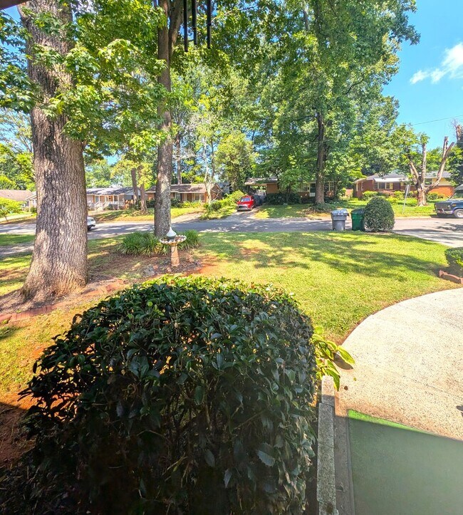 Building Photo - Minutes from UPTOWN! 4 Bedroom!  100% Remodeled!
