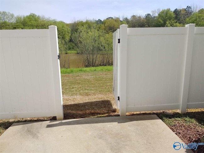 Building Photo - 208 Falling Water Ln SW