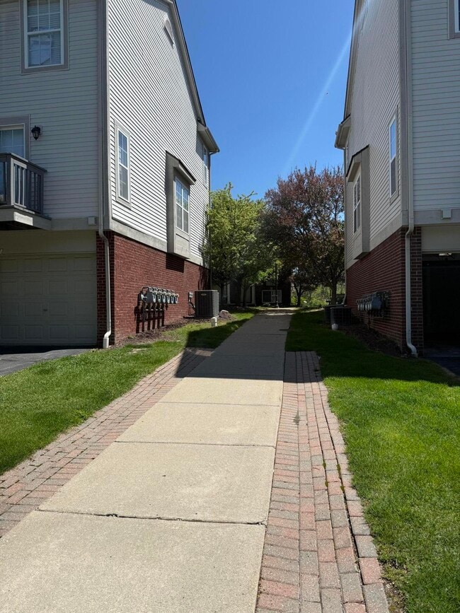 Building Photo - 3083 Promenade Cir