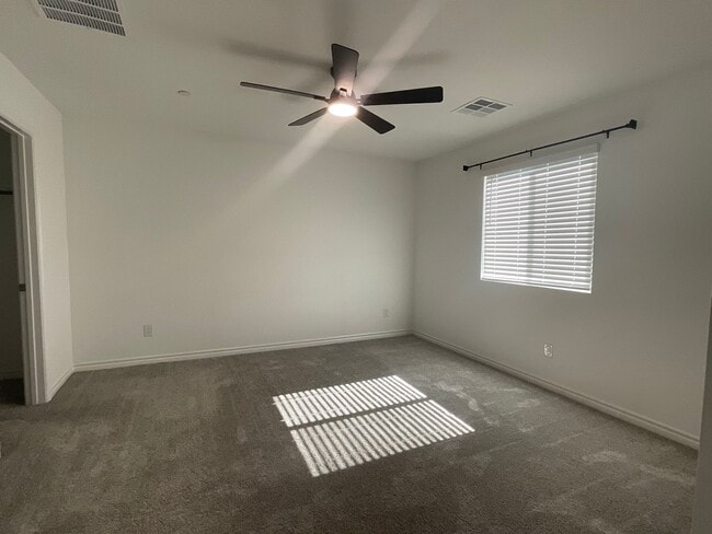 Building Photo - 3-bedroom townhome, 2cg, gated community