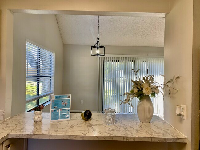 Building Photo - 2558 W Bird St