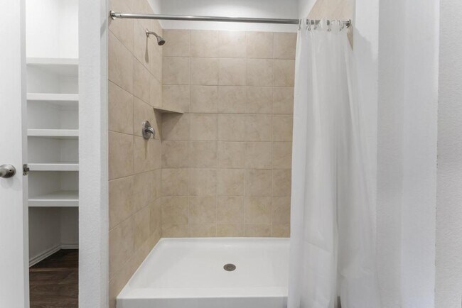 Building Photo - 14678 Cyn Pnes Ln