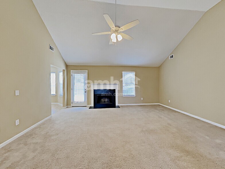Building Photo - 702 Fletcher Dr