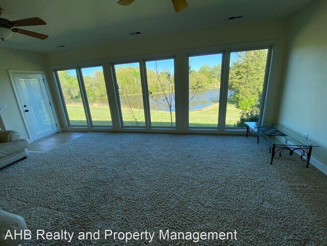 Building Photo - 3 br, 1.5 bath House - 407 Roma Rd.