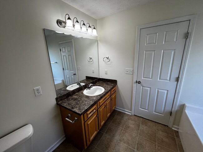 Building Photo - Cozy Home in Phenix City