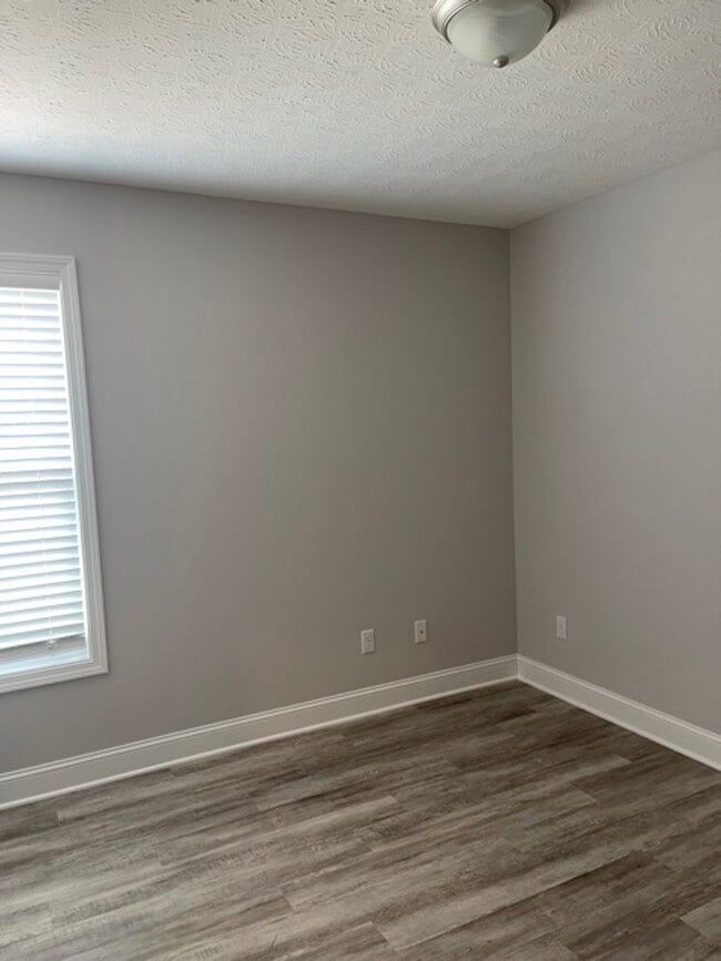 Building Photo - 488 Labrador Dr