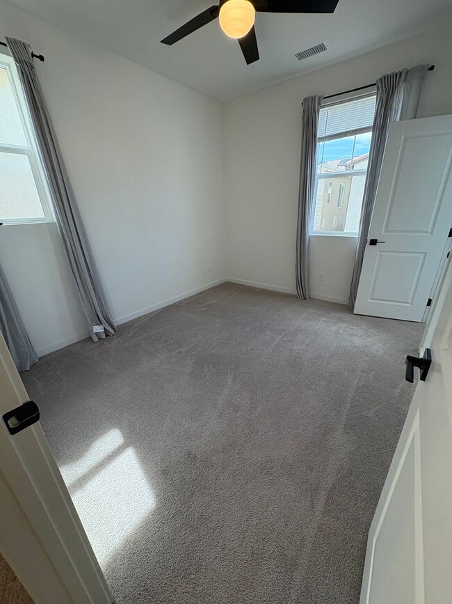 Building Photo - Beautiful Home Bedford Community!