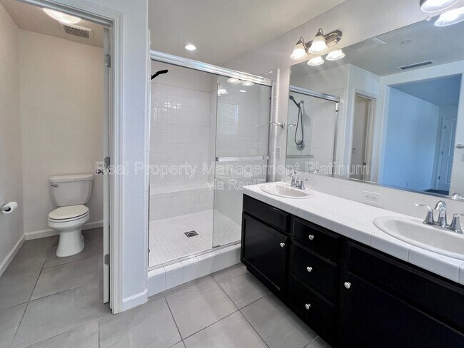 Building Photo - 2560 Daisy Dr